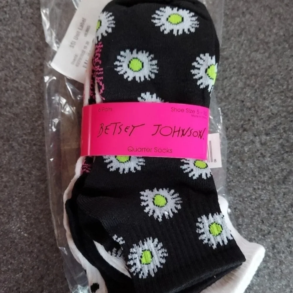 Betsey Johnson Women's Quarter Crew Socks, 6-Pack OS BNWT SO 1 Set Left